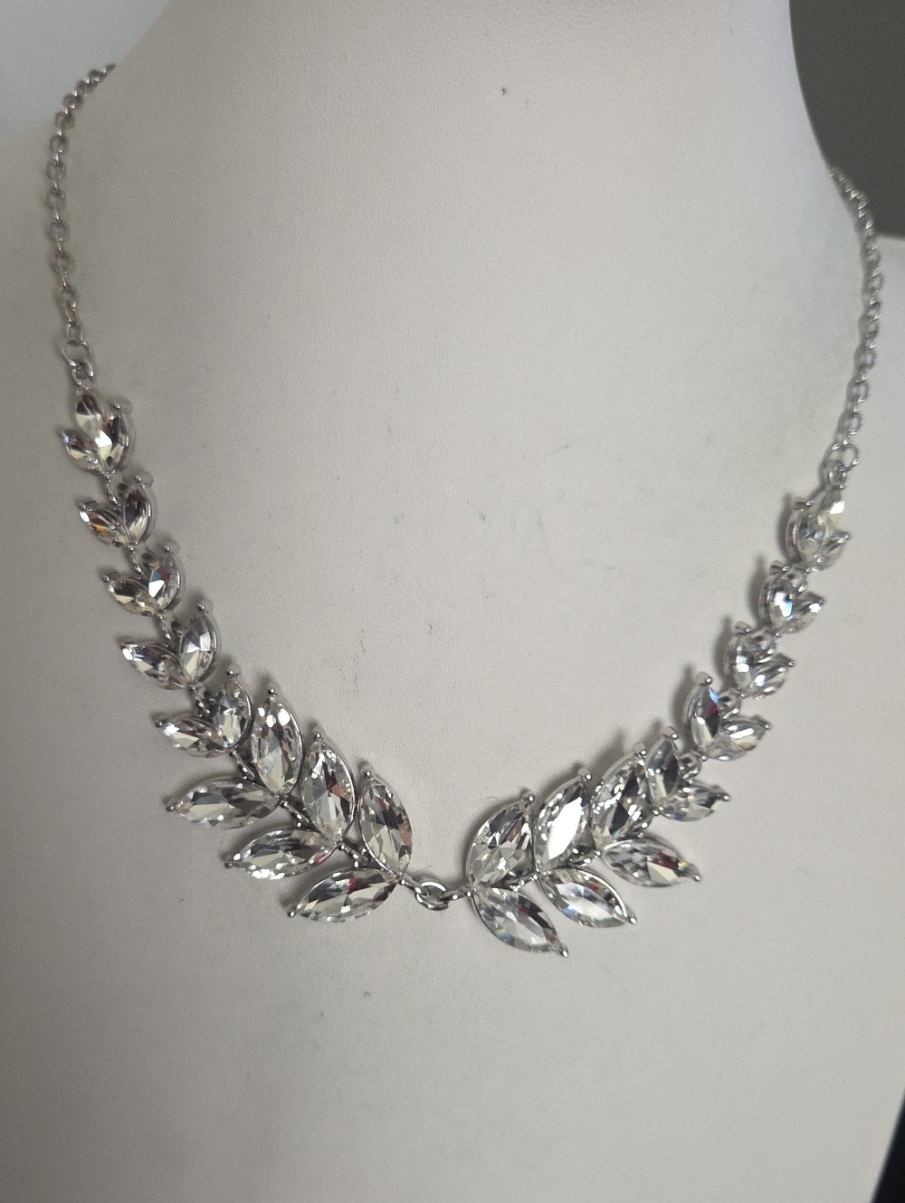 Paparazzi Luxurt Laurels White Necklace NWT